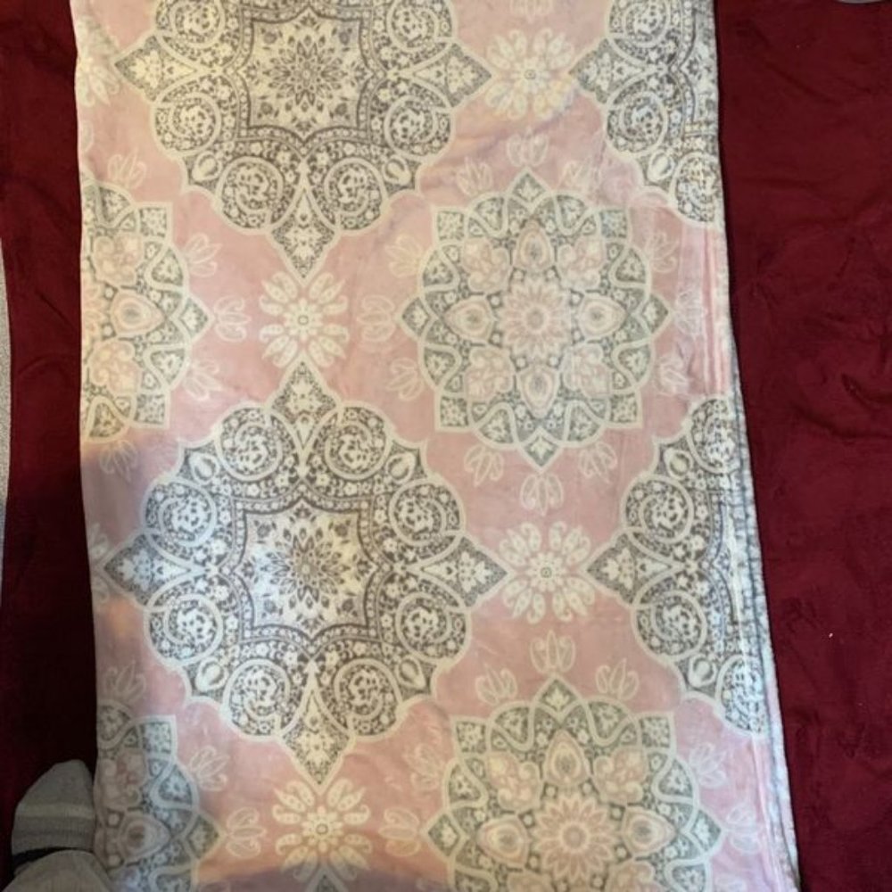 Daisy Fuentes Light Plush Throw 51x70